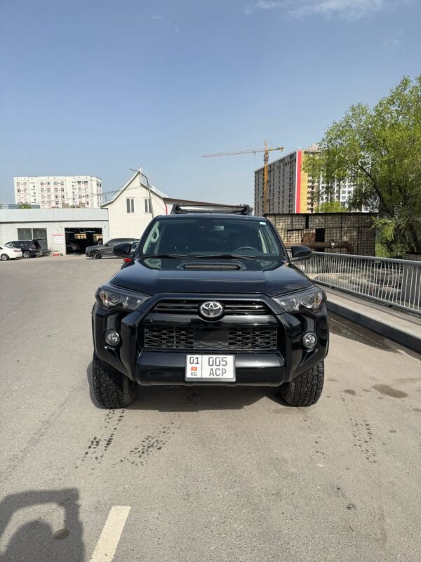 2020 Toyota 4Runner Black Auto - Image 2