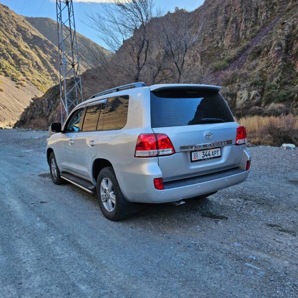 Toyota Land Cruiser 200 Silvery 4x4 Gasoline Automatic - Image 2