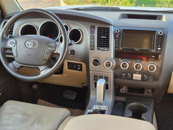 Toyota Sequoia 2nd Generation 4x4 Gasoline Automatic - Image 4