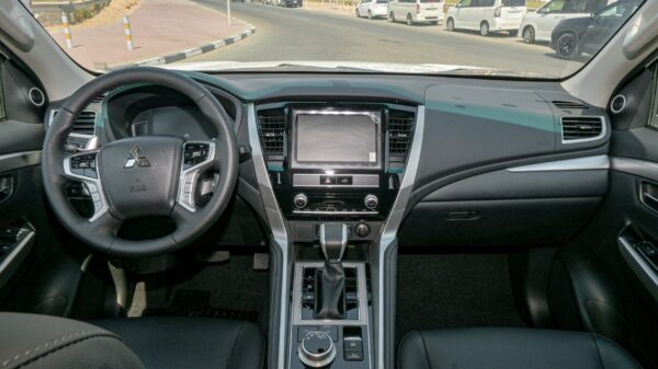 Mitsubishi Montero White Auto 2023 - Image 4